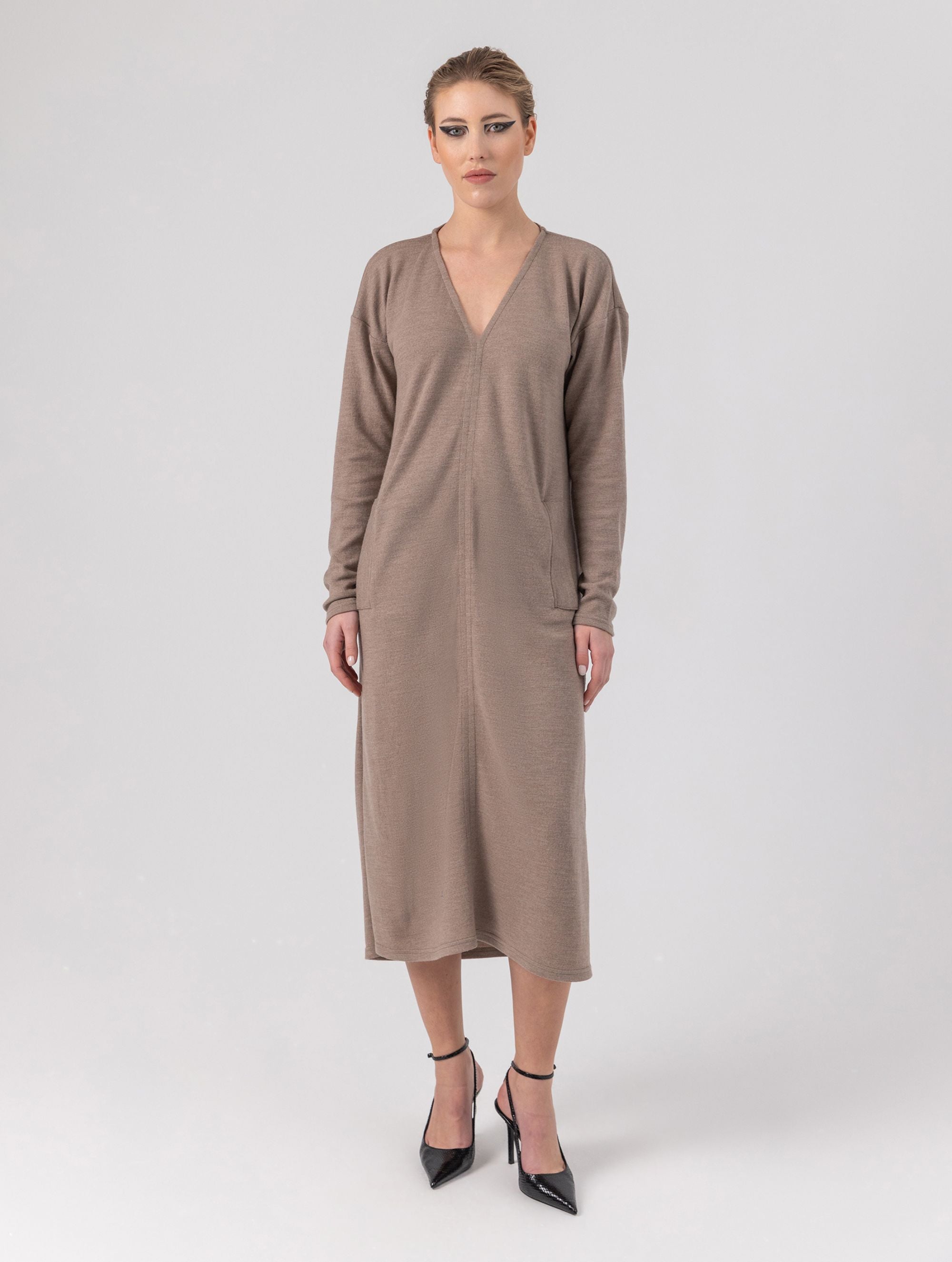 Locker geschnittenes Midikleid mit V-Ausschnitt, langen Seitenschlitzen und Gürtel. Dieses Modell ist Teil unserer REBORN-Kollektion und steht für unsere "Zero-Waste-Politik".