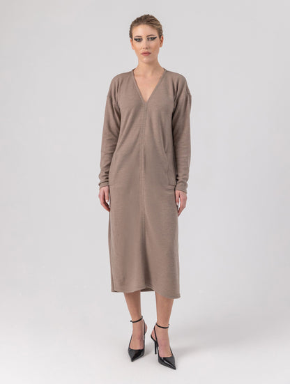 Locker geschnittenes Midikleid mit V-Ausschnitt, langen Seitenschlitzen und Gürtel. Dieses Modell ist Teil unserer REBORN-Kollektion und steht für unsere &quot;Zero-Waste-Politik&quot;.