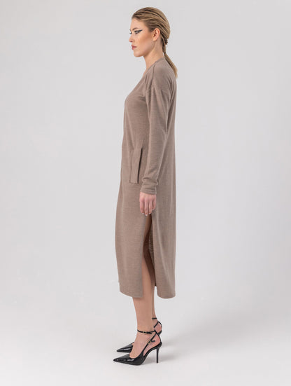 Locker geschnittenes Midikleid mit V-Ausschnitt, langen Seitenschlitzen und Gürtel. Dieses Modell ist Teil unserer REBORN-Kollektion und steht für unsere &quot;Zero-Waste-Politik&quot;.
