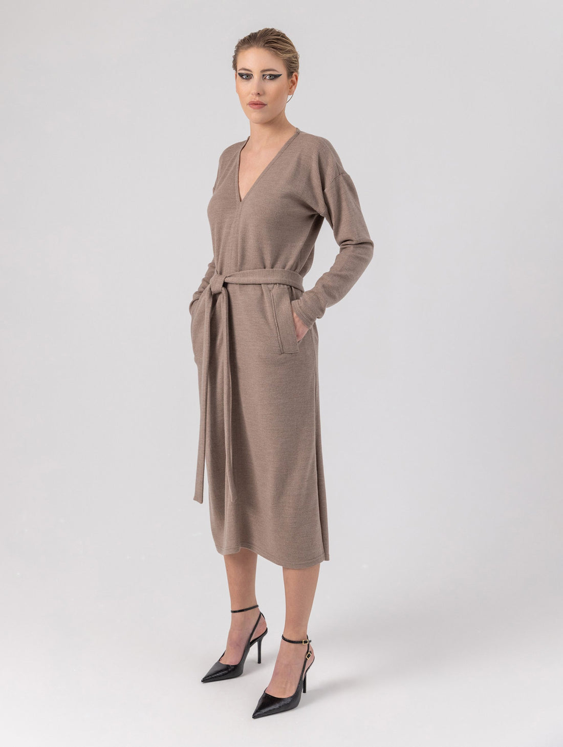 Locker geschnittenes Midikleid mit V-Ausschnitt, langen Seitenschlitzen und Gürtel. Dieses Modell ist Teil unserer REBORN-Kollektion und steht für unsere &quot;Zero-Waste-Politik&quot;.
