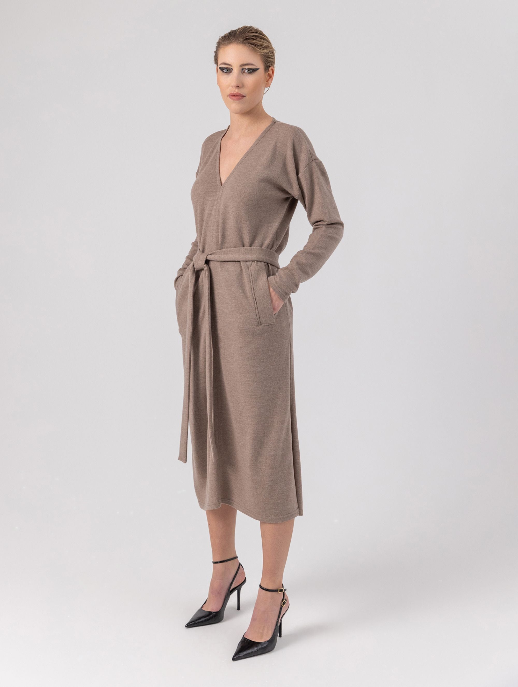Locker geschnittenes Midikleid mit V-Ausschnitt, langen Seitenschlitzen und Gürtel. Dieses Modell ist Teil unserer REBORN-Kollektion und steht für unsere "Zero-Waste-Politik".
