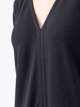 Locker geschnittenes Midikleid mit V-Ausschnitt, langen Seitenschlitzen und Gürtel. Dieses Modell ist Teil unserer REBORN-Kollektion und steht für unsere "Zero-Waste-Politik"