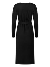 Locker geschnittenes Midikleid mit V-Ausschnitt, langen Seitenschlitzen und Gürtel. Dieses Modell ist Teil unserer REBORN-Kollektion und steht für unsere "Zero-Waste-Politik"