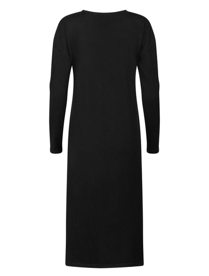 Locker geschnittenes Midikleid mit V-Ausschnitt, langen Seitenschlitzen und Gürtel. Dieses Modell ist Teil unserer REBORN-Kollektion und steht für unsere &quot;Zero-Waste-Politik&quot;