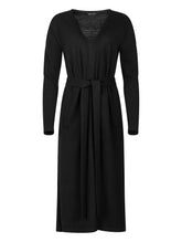 Locker geschnittenes langes Kleid mit V-Ausschnitt, langen Seitenschlitzen und Gürtel. Dieses Modell ist Teil unserer REBORN-Kollektion und steht für unsere "Zero-Waste-Politik"