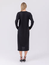 Locker geschnittenes Midikleid mit V-Ausschnitt, langen Seitenschlitzen und Gürtel. Dieses Modell ist Teil unserer REBORN-Kollektion und steht für unsere "Zero-Waste-Politik"