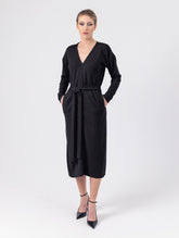 Locker geschnittenes Midikleid mit V-Ausschnitt, langen Seitenschlitzen und Gürtel. Dieses Modell ist Teil unserer REBORN-Kollektion und steht für unsere "Zero-Waste-Politik"