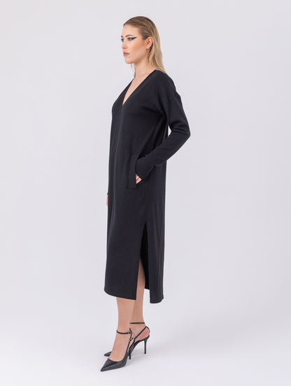 Locker geschnittenes Midikleid mit V-Ausschnitt, langen Seitenschlitzen und Gürtel. Dieses Modell ist Teil unserer REBORN-Kollektion und steht für unsere &quot;Zero-Waste-Politik&quot;