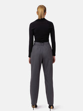 Locker geschnittene Bundfaltenhose aus weichem Wolle-Seiden-Mix sowie seitlichen Eingriffstaschen und Bindegürtel