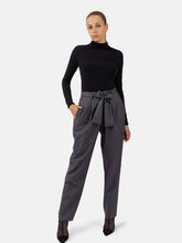 Locker geschnittene Bundfaltenhose aus weichem Wolle-Seiden-Mix sowie seitlichen Eingriffstaschen und Bindegürtel