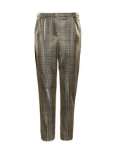 Bundfaltenhose gefertigt aus einer abgetragenen Tartanbahn und mit einem speziellen glänzenden Material beschichtet