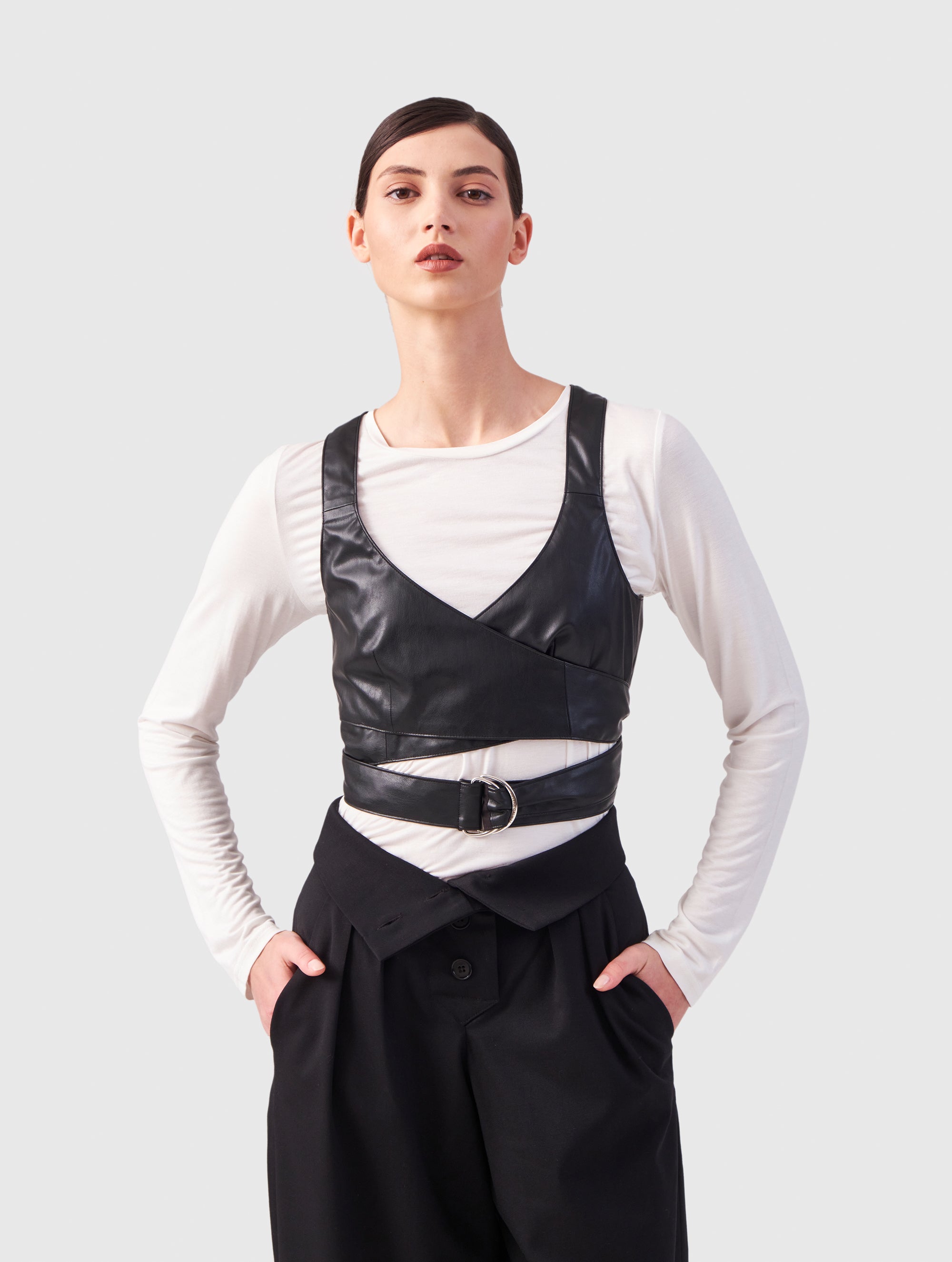 Schwarzes Bustier aus veganem Leder zum Binden von Helene Galwas