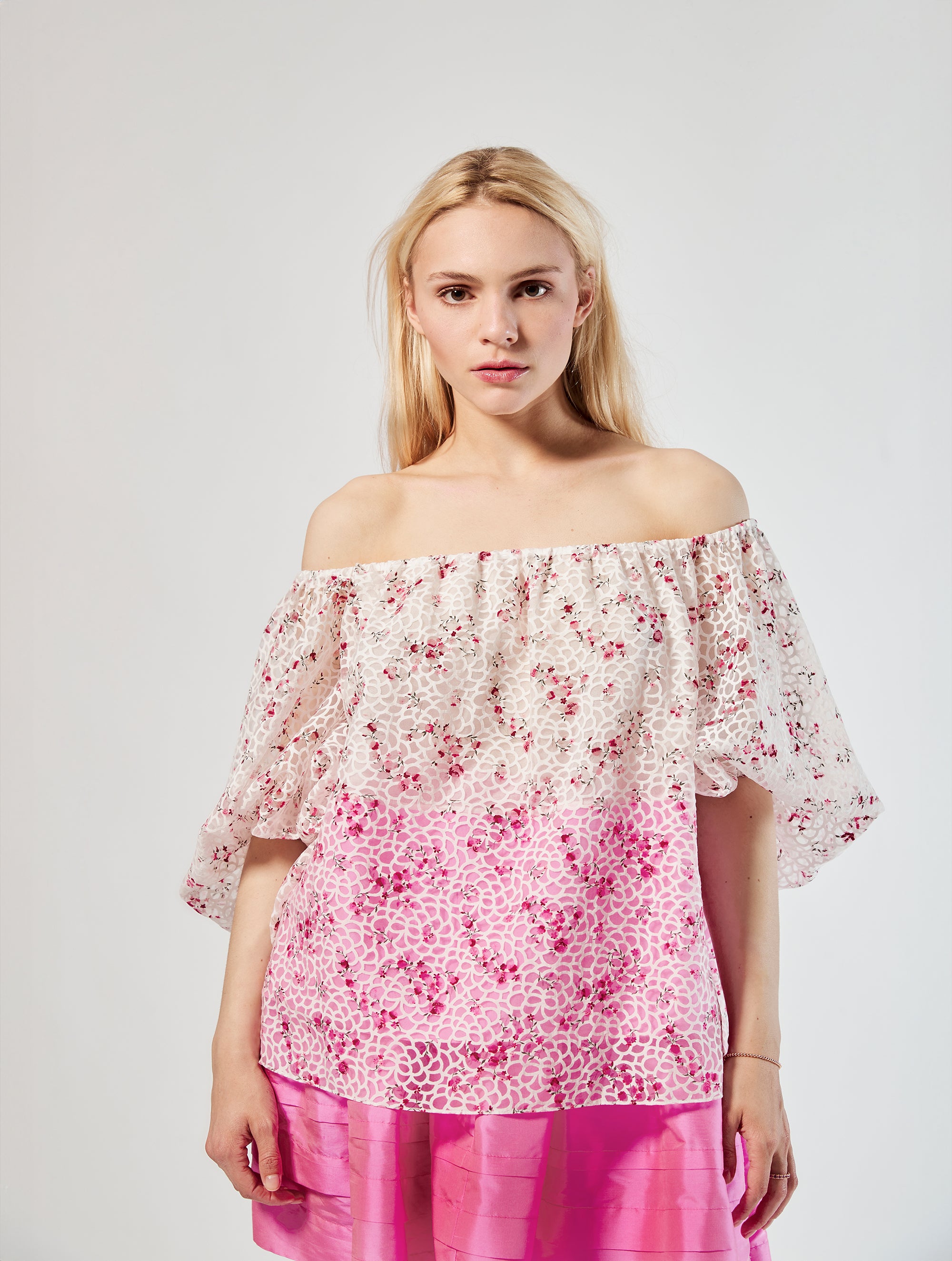 Carmenbluse mit weiter Passform, lockeres Design und auffällige Optik durch das Devoree Gewebes