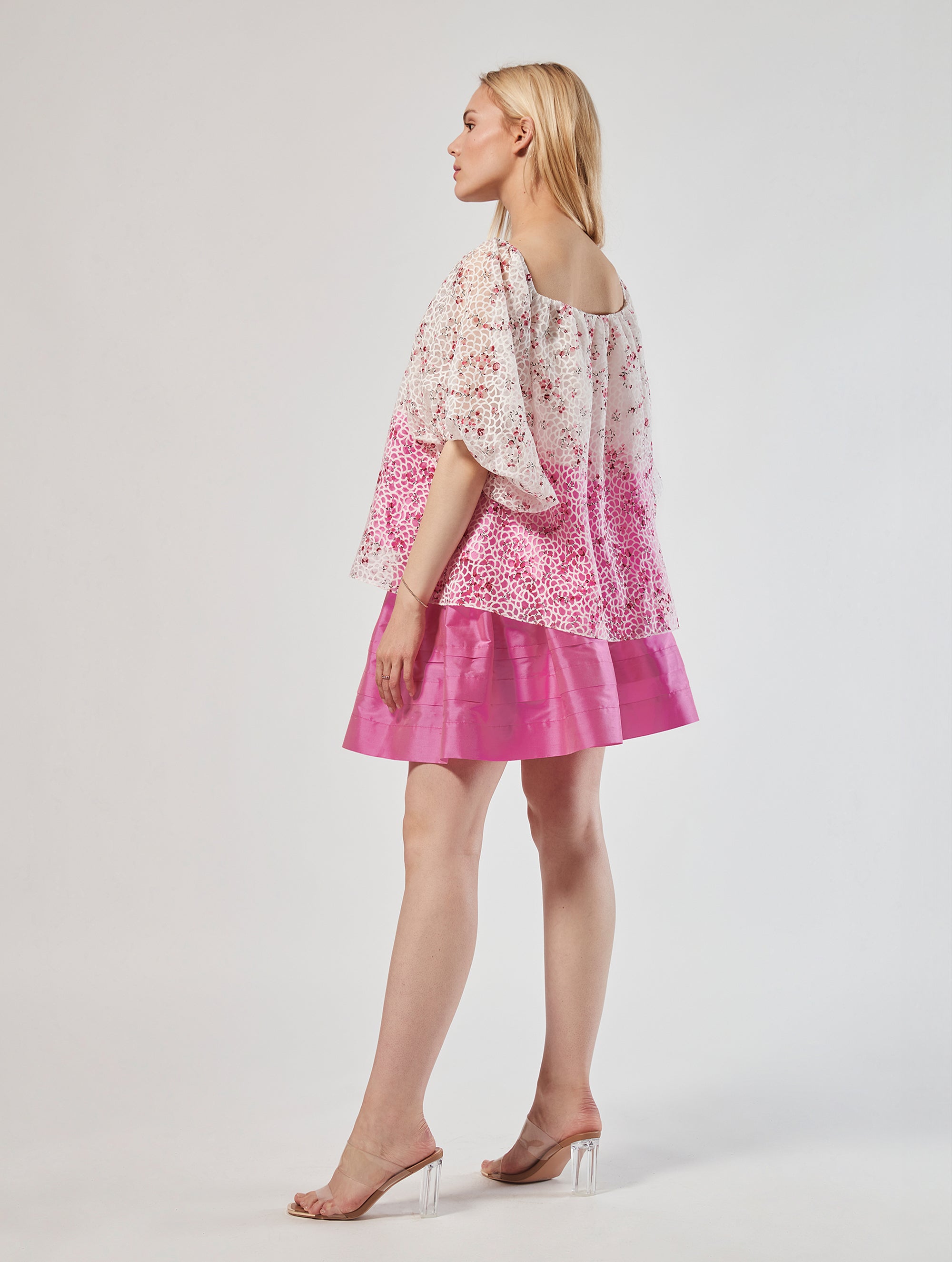 Carmenbluse mit weiter Passform, lockeres Design und auffällige Optik durch das Devoree Gewebes