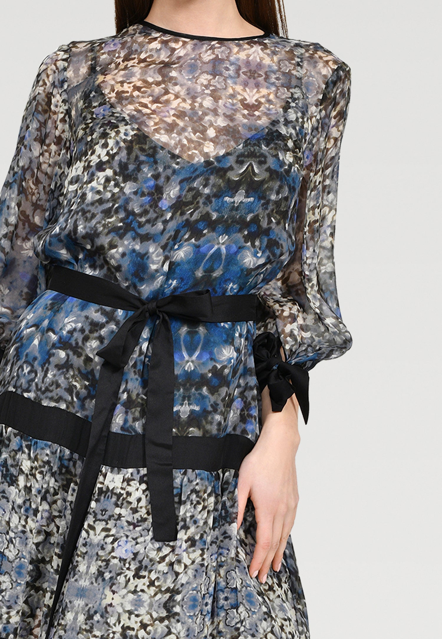 Maxi Kleid aus zarter Chiffonseide mit einen bezaubernden Blütenprint, Schleifen an den Ärmeln und abnehmbaren Volants.