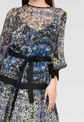 Maxi Kleid aus zarter Chiffonseide mit einen bezaubernden Blütenprint, Schleifen an den Ärmeln und abnehmbaren Volants.