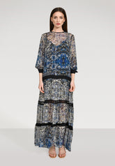 Maxi Kleid aus zarter Chiffonseide mit einen bezaubernden Blütenprint, Schleifen an den Ärmeln und abnehmbaren Volants.