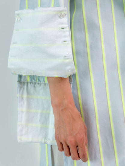 Gestreiftes, mittellanges Hemdkleid mit großen Volants für eine verspielte Note und hohen Seitenschlitzen für einen trendigen Look.