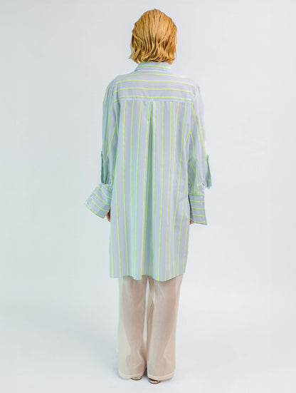 Gestreiftes, mittellanges Hemdkleid mit großen Volants für eine verspielte Note und hohen Seitenschlitzen für einen trendigen Look.