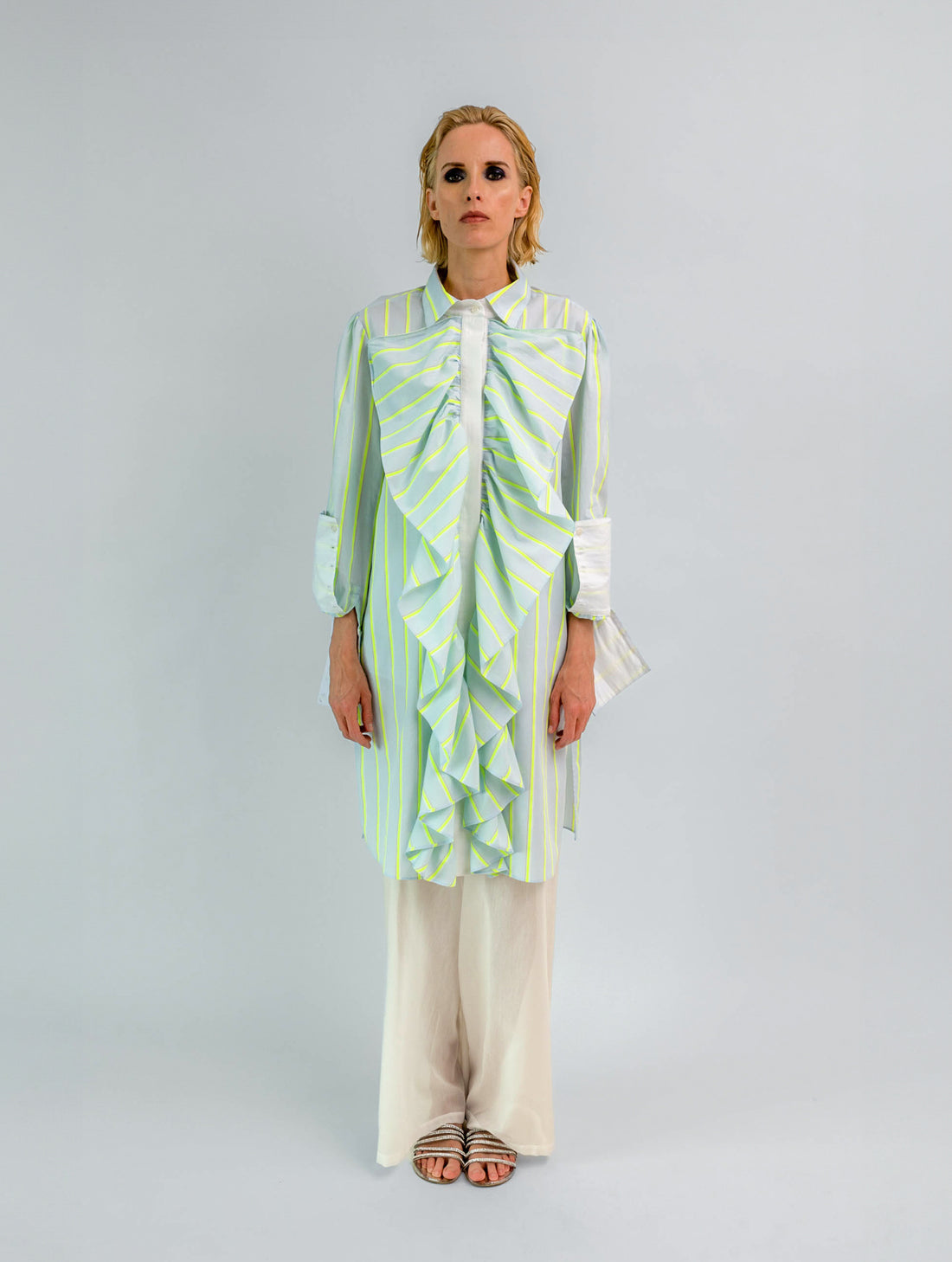 Gestreiftes, mittellanges Hemdkleid mit großen Volants für eine verspielte Note und hohen Seitenschlitzen für einen trendigen Look