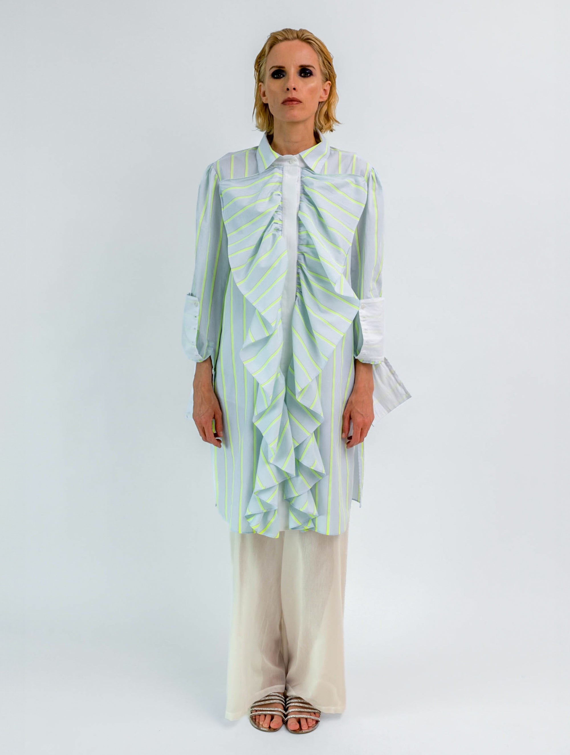 Gestreiftes, mittellanges Hemdkleid mit großen Volants für eine verspielte Note und hohen Seitenschlitzen für einen trendigen Look.