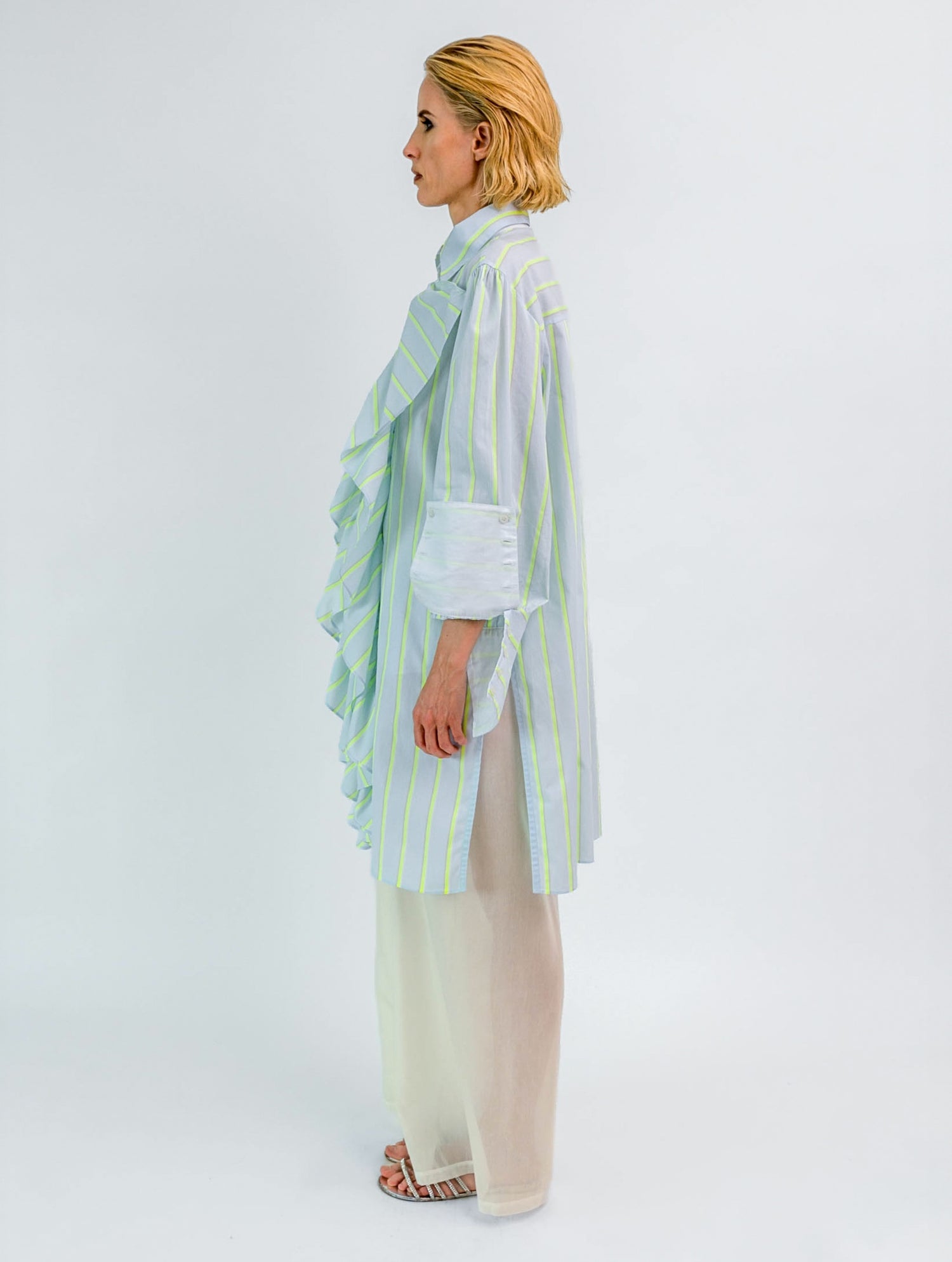 Gestreiftes, mittellanges Hemdkleid mit großen Volants für eine verspielte Note und hohen Seitenschlitzen für einen trendigen Look.
