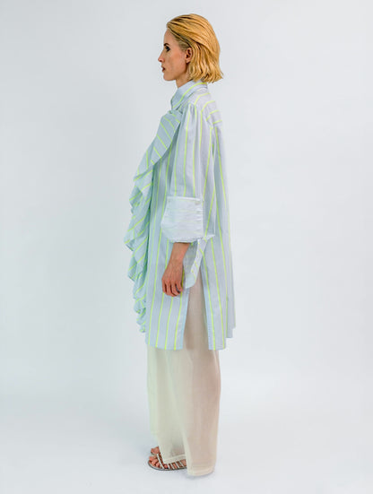 Gestreiftes, mittellanges Hemdkleid mit großen Volants für eine verspielte Note und hohen Seitenschlitzen für einen trendigen Look.