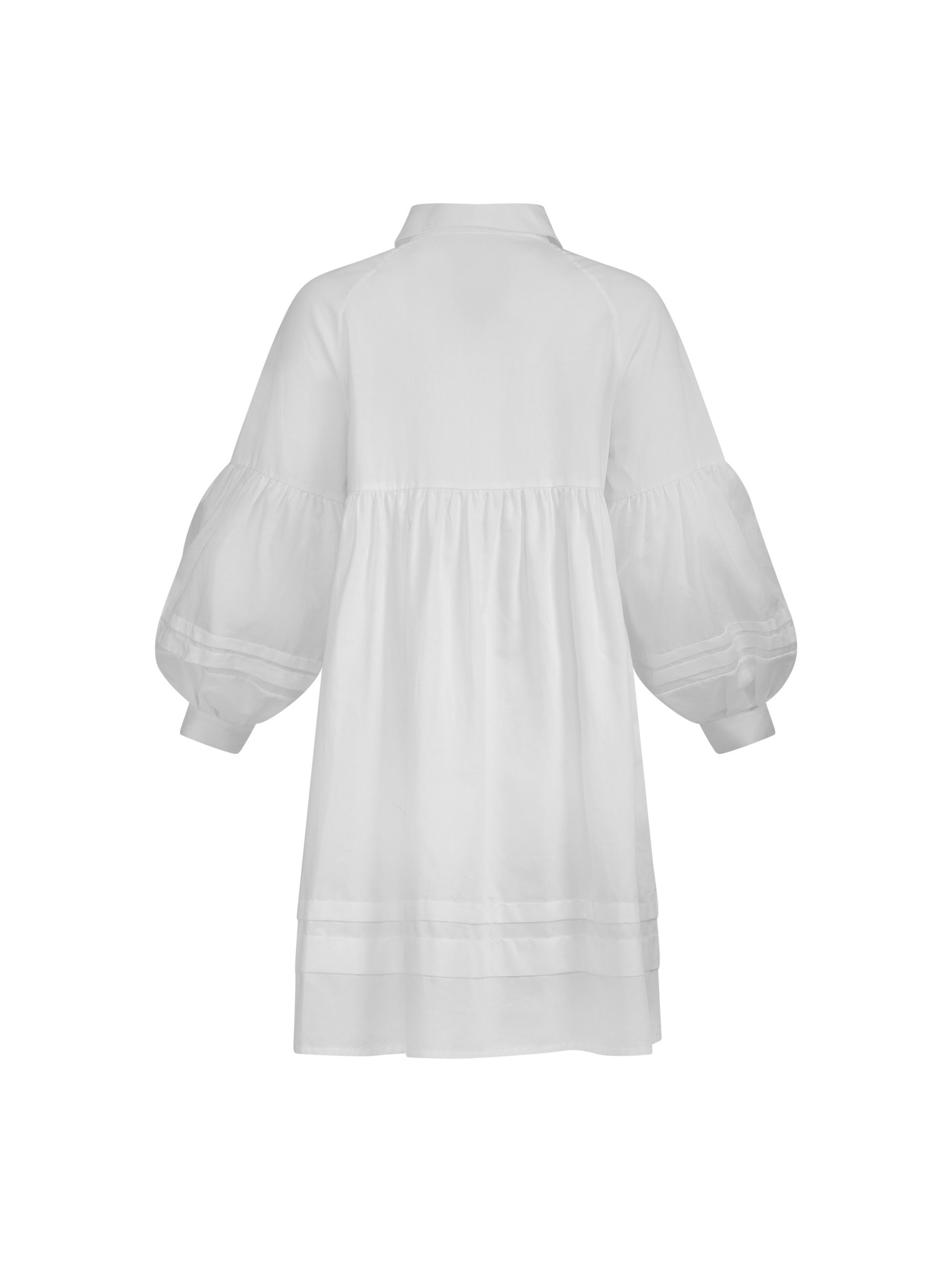 Weites Hemdkragenkleid mit weiten Laternenärmeln, Biesen an der Brust, Ärmeln, aufgesetzenTaschen und Saumende, sowie verdeckter Knopfleiste. Gefertigt aus Premiumbaumwolle mit Satin-Touch.