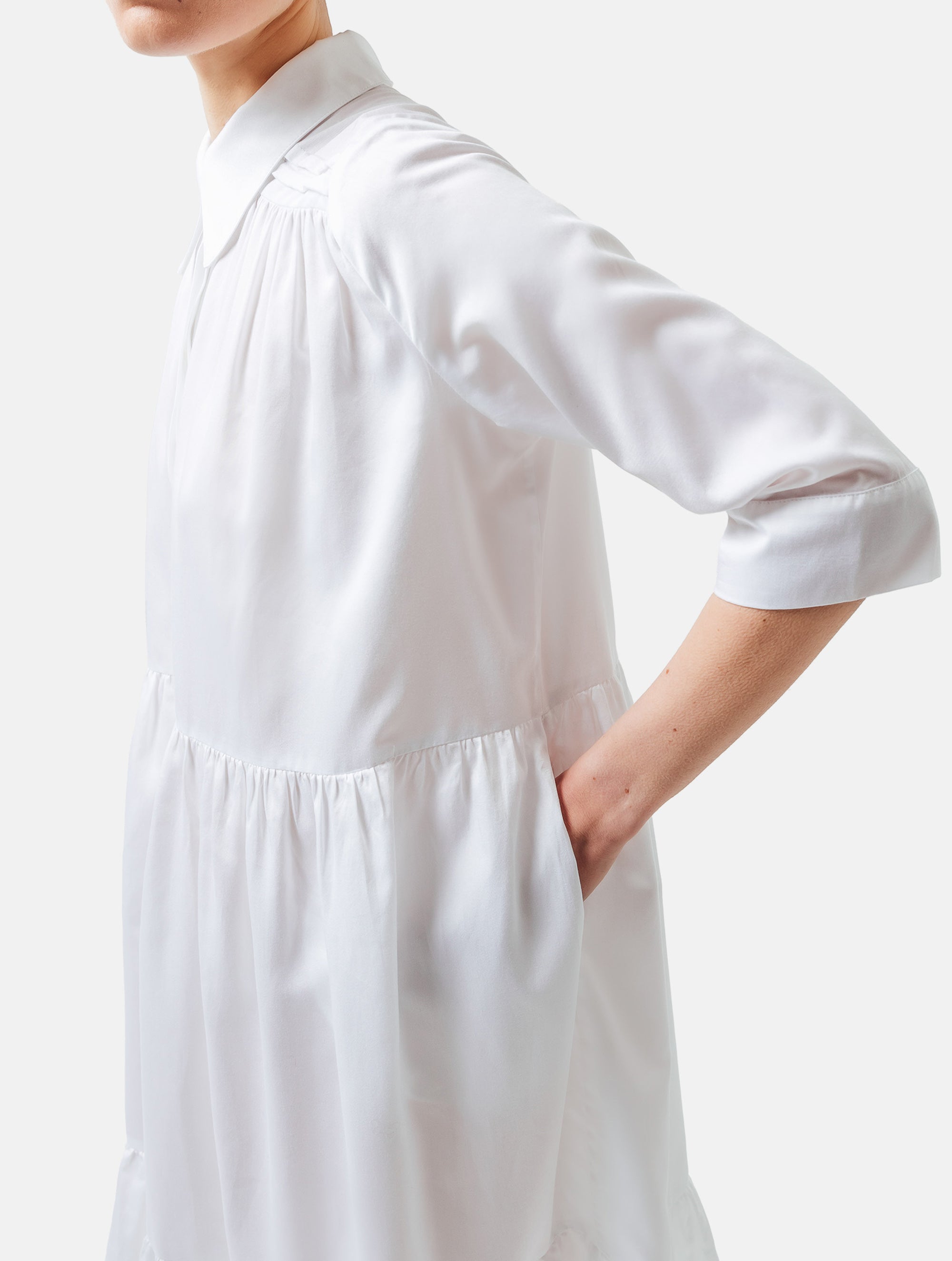 Weites Hemdkragenkleid mit Biesen an der Schulter, verdeckter Knopfleiste und Volant am Saumende. Made of premium cotton with a satin touch.