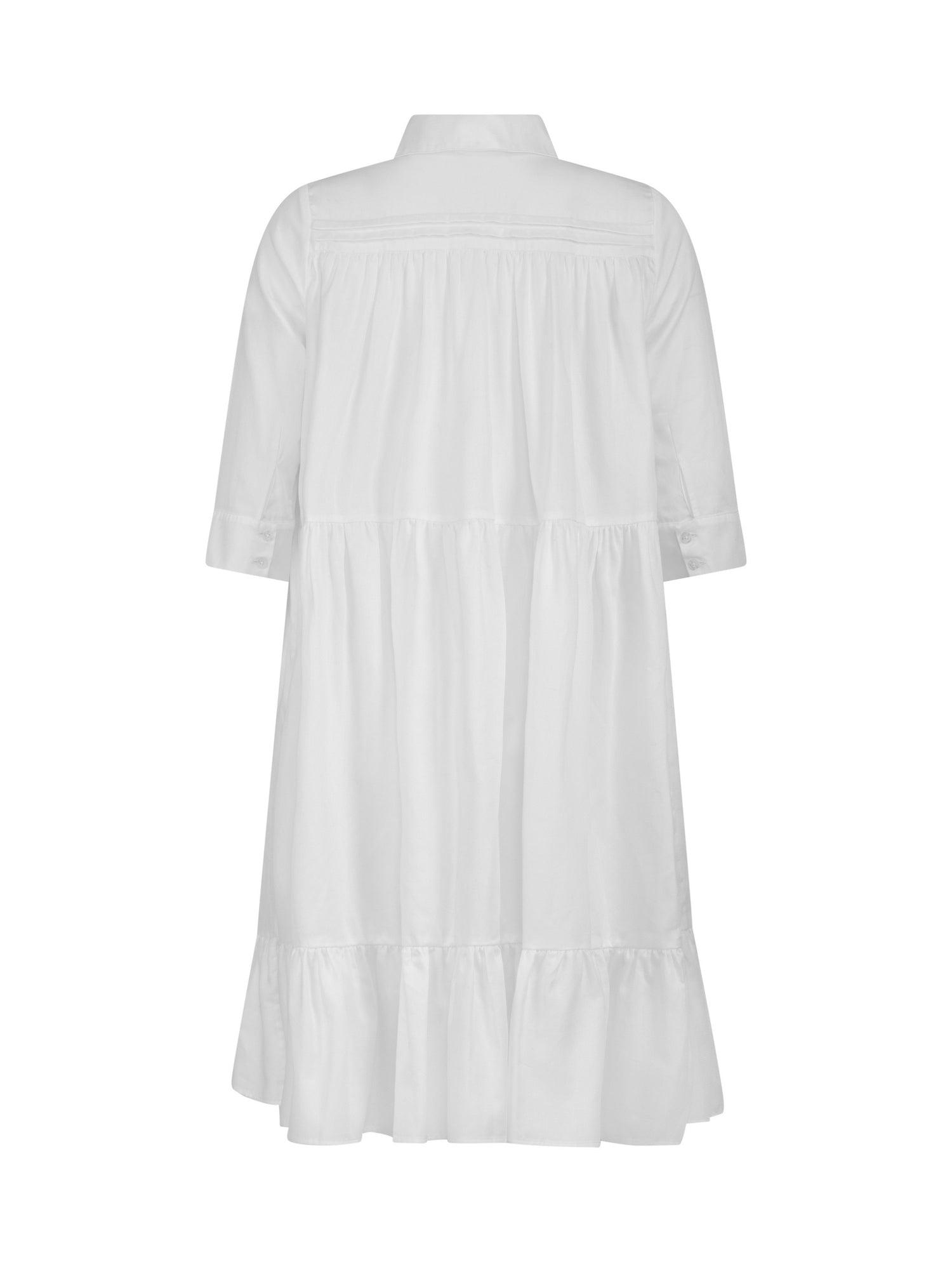 Weites Hemdkragenkleid mit Biesen an der Schulter, verdeckter Knopfleiste und Volant am Saumende. Made of premium cotton with a satin touch.