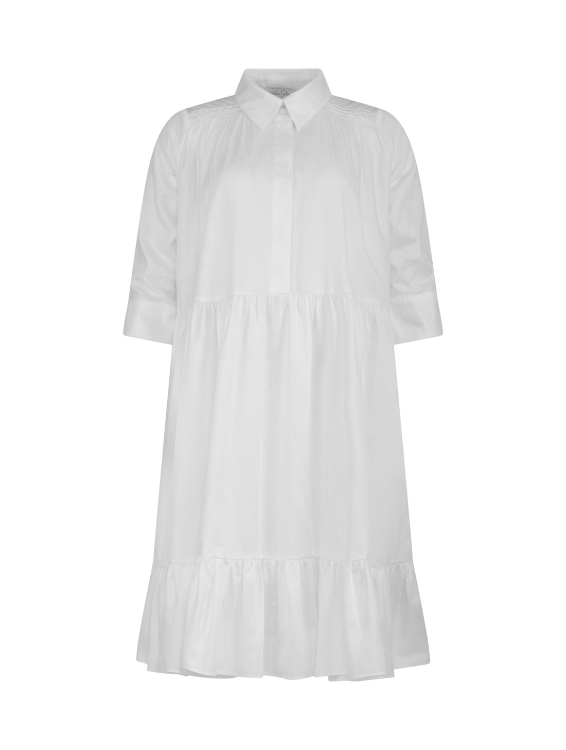 Weites Hemdkragenkleid mit Biesen an der Schulter, verdeckter Knopfleiste und Volant am Saumende. Made of premium cotton with a satin touch.