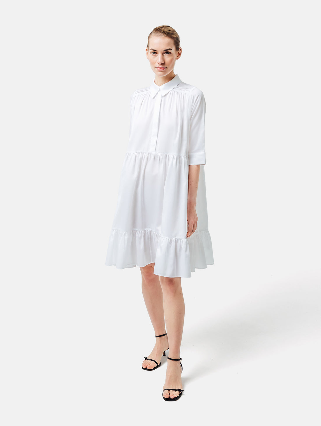 Weites Hemdkragenkleid mit Biesen an der Schulter, verdeckter Knopfleiste und Volant am Saumende. Made of premium cotton with a satin touch.