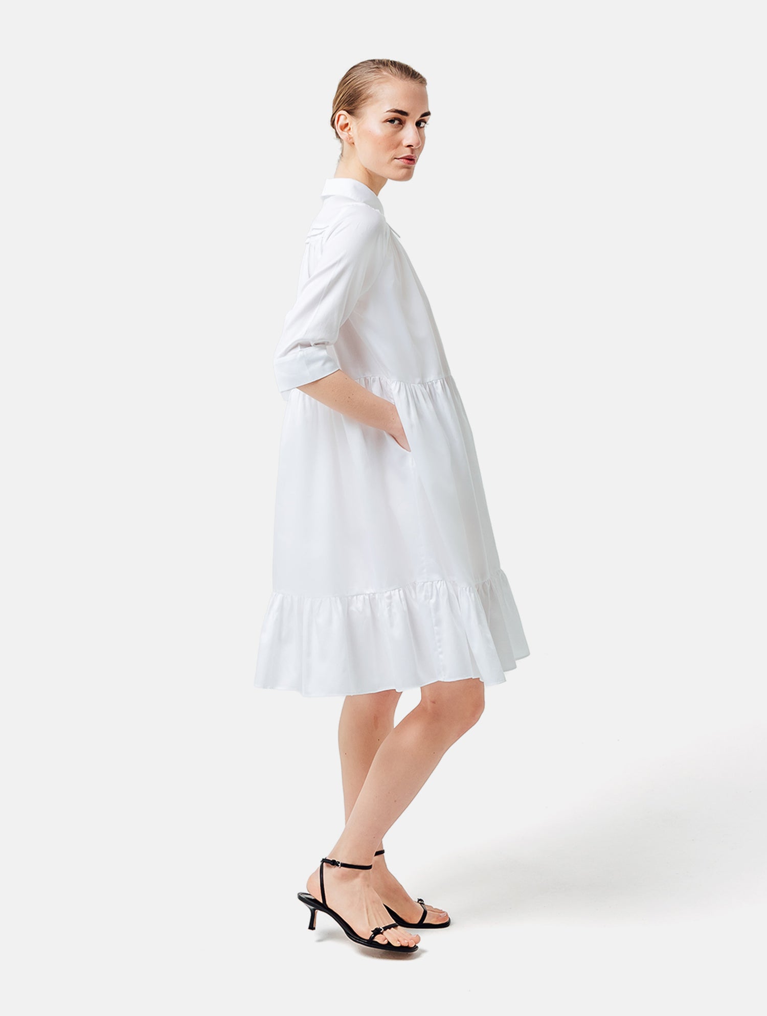 Weites Hemdkragenkleid mit Biesen an der Schulter, verdeckter Knopfleiste und Volant am Saumende. Made of premium cotton with a satin touch.