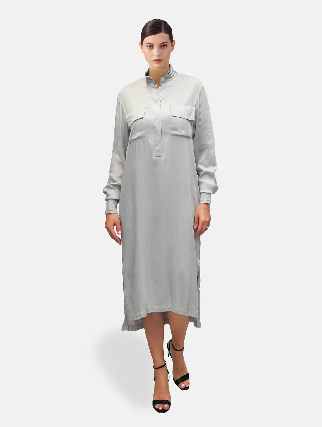 Midi Hemdkleid aus Viskose mit Stehkragen, versteckter Knopfleiste und einem seitlichen Schlitz.