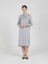 Midi Hemdkleid aus Viskose mit Stehkragen, versteckter Knopfleiste und einem seitlichen Schlitz.