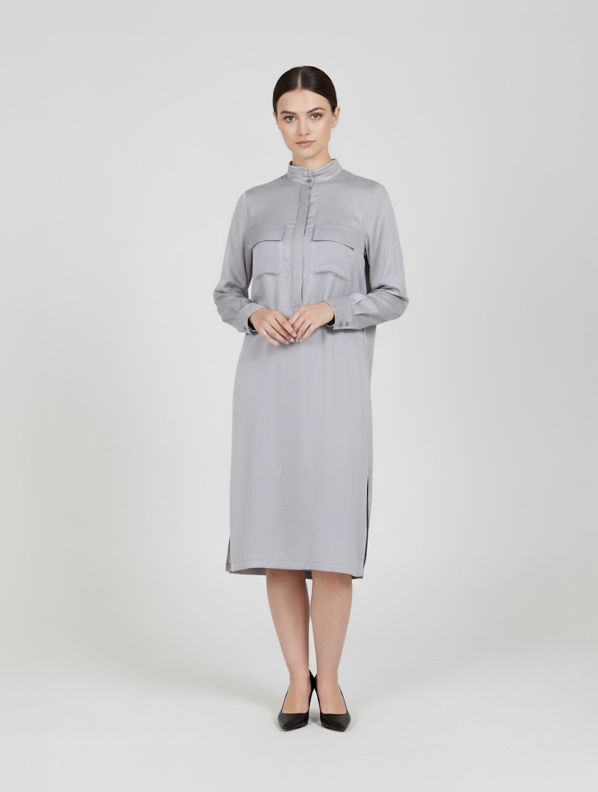 Midi Hemdkleid aus Viskose mit Stehkragen, versteckter Knopfleiste und einem seitlichen Schlitz.