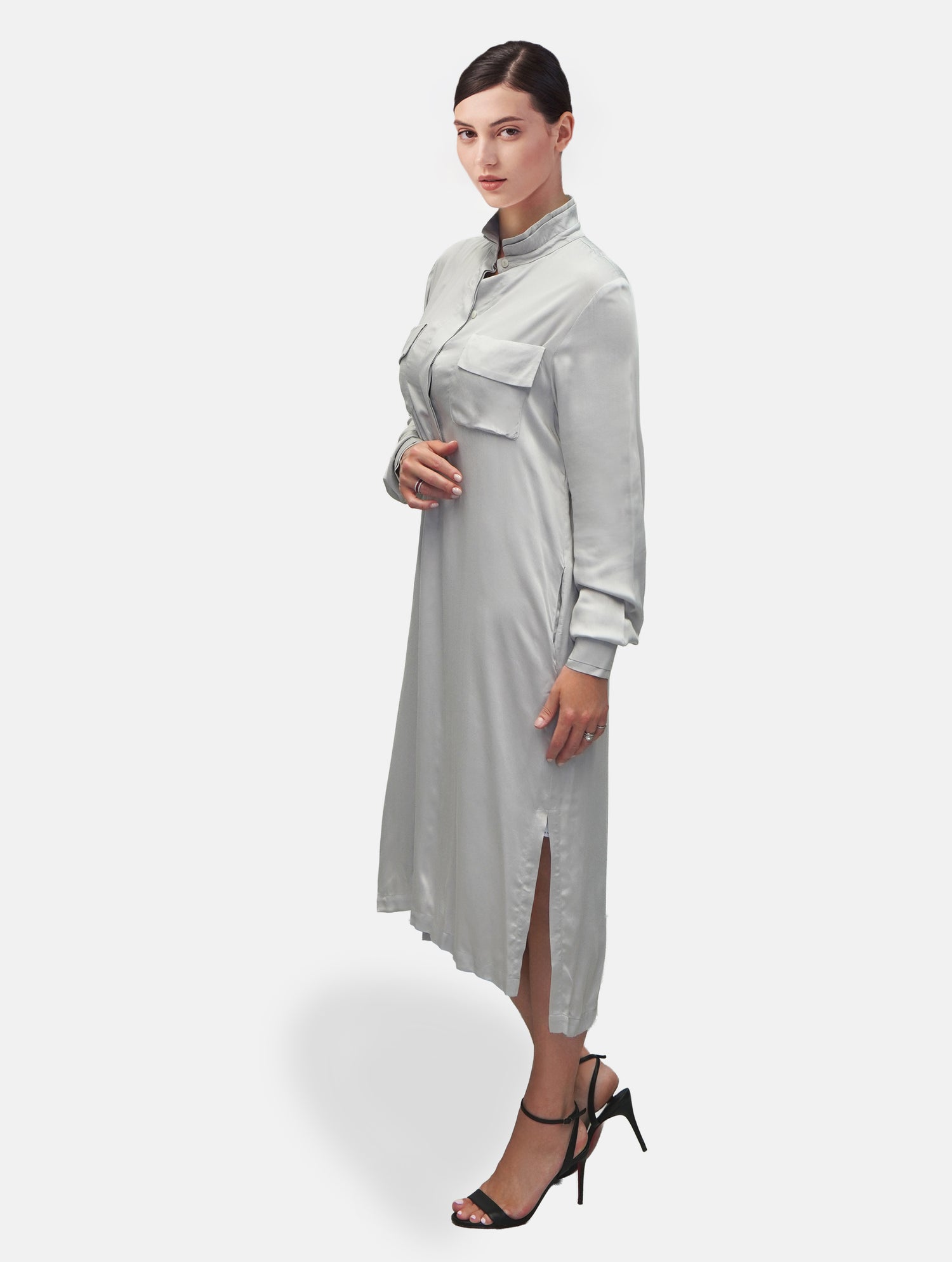 Midi Hemdkleid aus Viskose mit Stehkragen, versteckter Knopfleiste und einem seitlichen Schlitz.