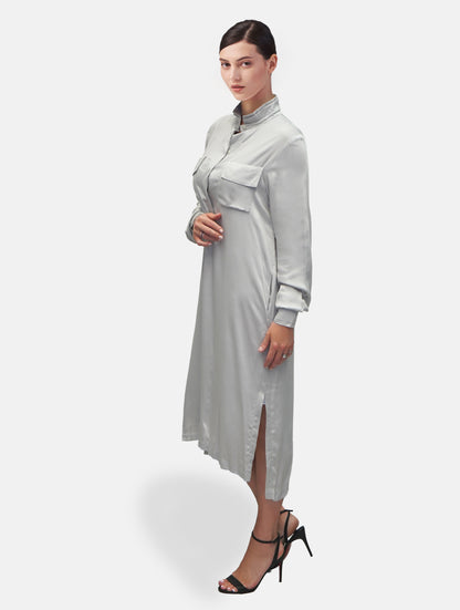 Midi Hemdkleid aus Viskose mit Stehkragen, versteckter Knopfleiste und einem seitlichen Schlitz.