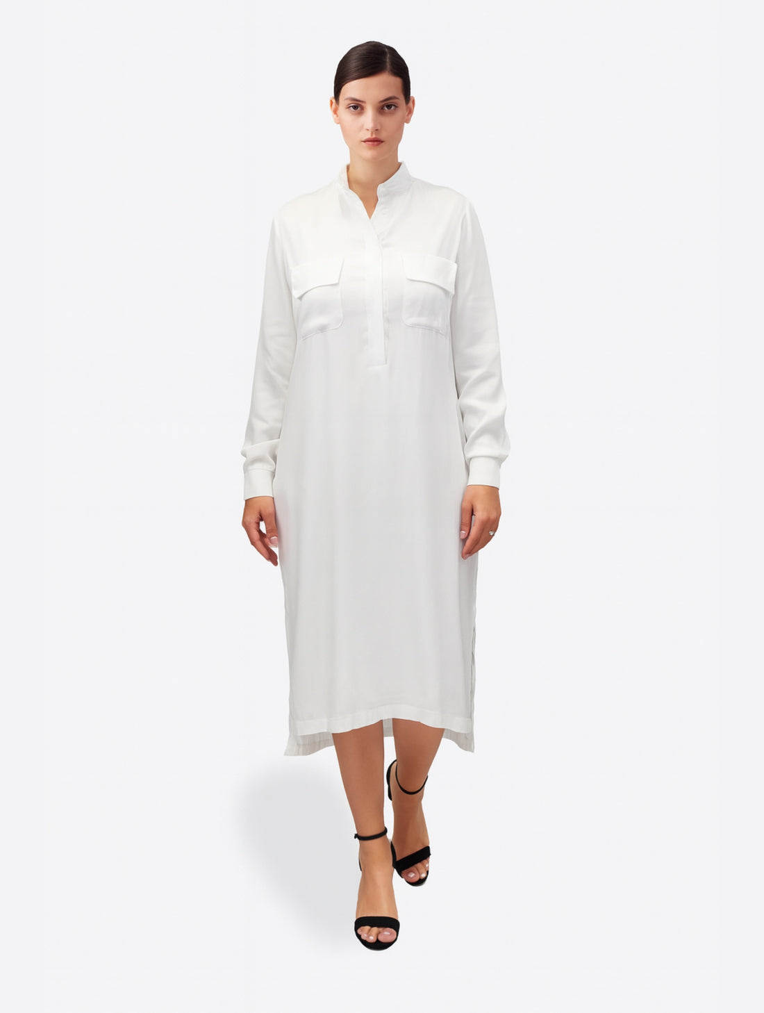 Midi Hemdkleid aus Viskose mit Stehkragen, versteckter Knopfleiste und einem seitlichen Schlitz.