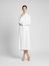 Midi Hemdkleid aus Viskose mit Stehkragen, versteckter Knopfleiste und einem seitlichen Schlitz.