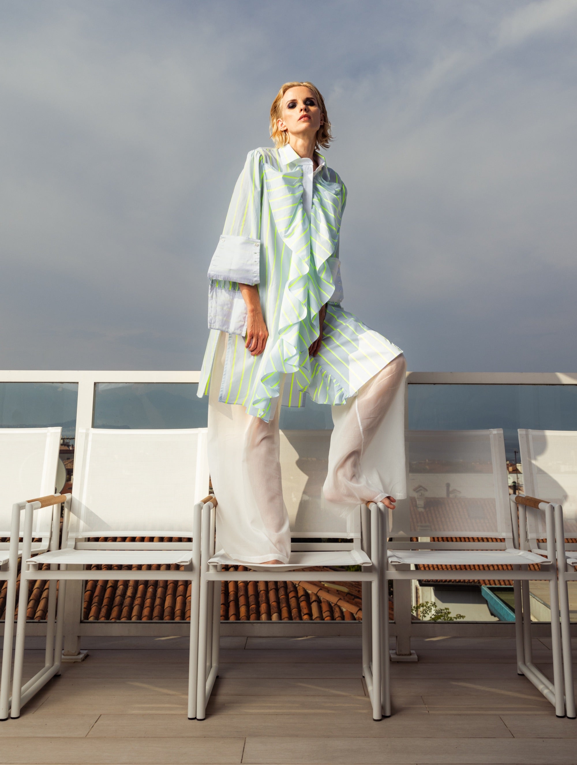 Gestreiftes, mittellanges Hemdkleid mit großen Volants für eine verspielte Note und hohen Seitenschlitzen für einen trendigen Look