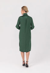 Midi-Hemdkleid aus feinster Seide mit Stehkragen, seitlichen Schlitzen und verdeckter Knopfleiste.