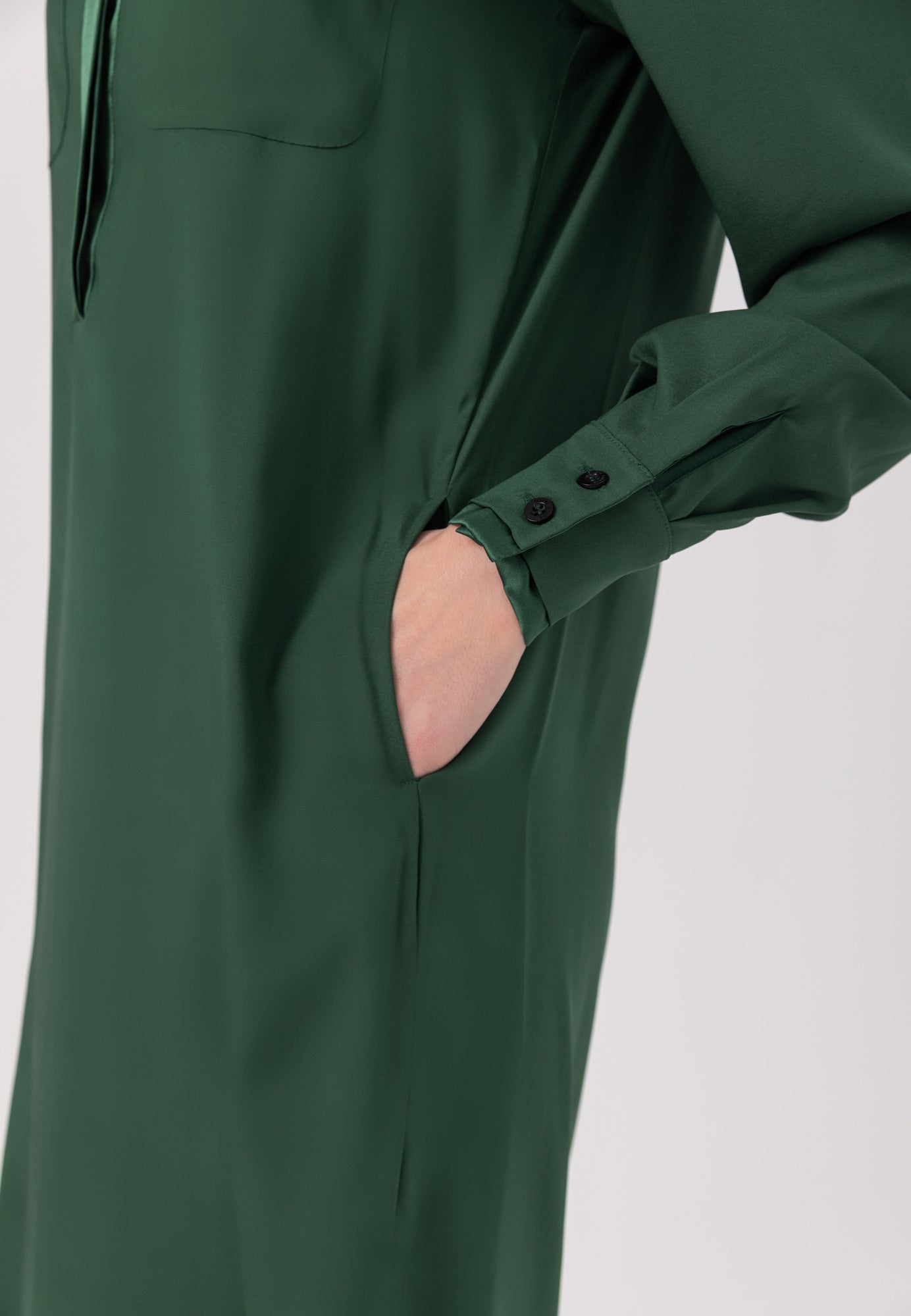 Midi-Hemdkleid aus feinster Seide mit Stehkragen, seitlichen Schlitzen und verdeckter Knopfleiste.