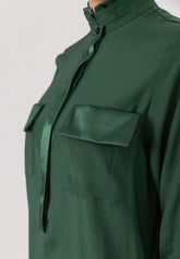 Midi-Hemdkleid aus feinster Seide mit Stehkragen, seitlichen Schlitzen und verdeckter Knopfleiste.