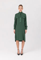 Midi-Hemdkleid aus feinster Seide mit Stehkragen, seitlichen Schlitzen und verdeckter Knopfleiste.