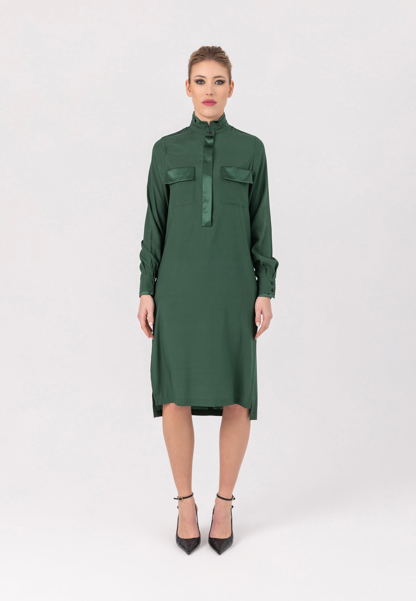 Midi-Hemdkleid aus feinster Seide mit Stehkragen, seitlichen Schlitzen und verdeckter Knopfleiste.