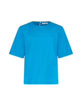 Hochgeschlossene Bluse aus Baumwolle im T-Shirt-Stil mit Knopfverschluss auf der Rückseite. CSF steht für „Circular Fabric Standard, da wir Stoffe aus unserem Altbestand oder Dead Stocks einsetzten und somit unsere 0% Waste Policy erfüllen.