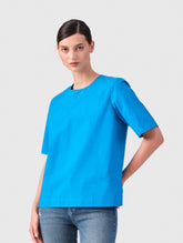 Hochgeschlossene Bluse aus Baumwolle im T-Shirt-Stil mit Knopfverschluss auf der Rückseite. CSF steht für „Circular Fabric Standard, da wir Stoffe aus unserem Altbestand oder Dead Stocks einsetzten und somit unsere 0% Waste Policy erfüllen.