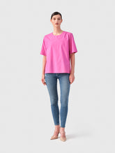 Hochgeschlossene Bluse aus Baumwolle im T-Shirt-Stil mit Knopfverschluss auf der Rückseite. Aus nachhaltiger Baumwolle gefertigt.