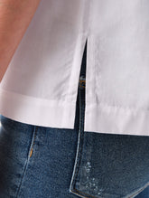 Hochgeschlossene Bluse aus Baumwolle im T-Shirt-Stil mit Knopfverschluss auf der Rückseite. Aus nachhaltiger Baumwolle gefertigt.